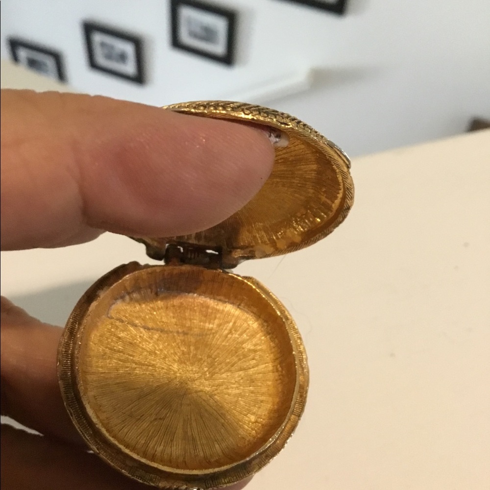 Vintage gold color locket - Picture 3 of 6